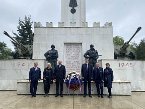 Ob polaganje vencev k spomenikom v Murske-Sobote in Mariboru